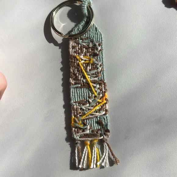 Handmade woven blue floral keychain - Picture 2 of 3